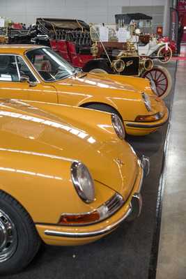 Image: Contrasts - two Porsche 911s in orange, pre-war Ford T in black and red - Retro Classics Stuttgart 2017