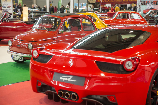 Gegensätzlicher geht's kaum - Fiat 500 und Ferrari 488 GTB - Retro Classics Stuttgart 2020