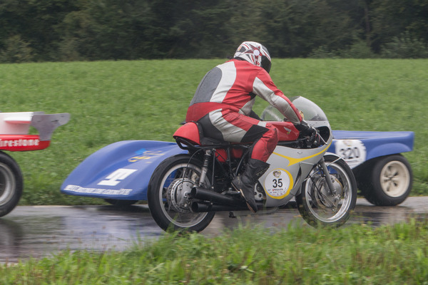 Gegenverkehr - Motorad und Prototypen - an der Bergprüfung für historische Sport- und Rennwagen in Altbüron 2015