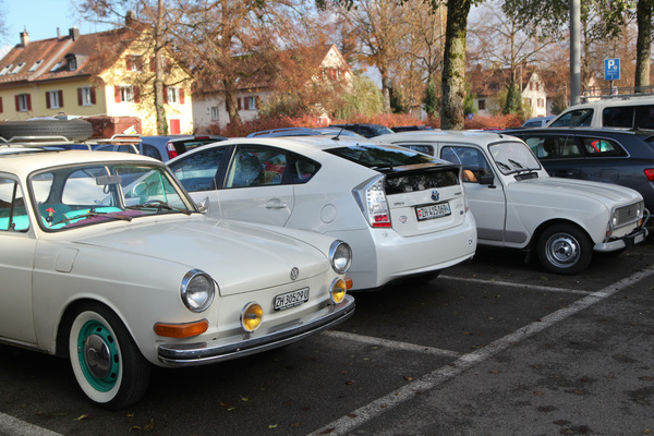 Gegenwart (Toyota Prius) und Vergangenheit (VW 1600 Typ 3 und Renault 4) - Oldtimer- und Teilemarkt Winterthur 12./13. November 2016