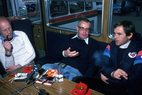 Geheimsitzung - Die Herren Kranefuss (Ford), Emde (Bilstein) und Neerpasch (BMW) machen Sportpolitik.