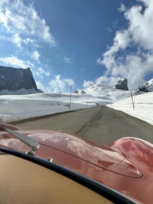 Geht auch ohne Winterreifen: Schneemassen am Strassenrand, aber trockener Asphalt – Coppa delle Alpi 2024