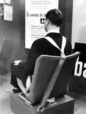 Gekreuzte Gurten für mehr Sicherheit - Genfer Automobilsalon 1959