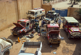 Bild / Foto Geländewagen an der Rallye Dakar 1982 (1982) aus dem
