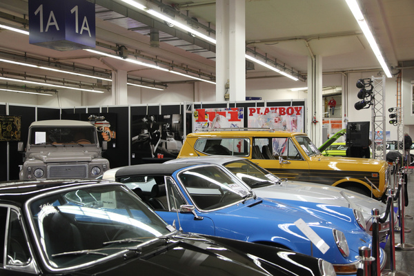 Geländewagen im Klassikeralter gab's wenige zu kaufen, man musste sich richtig suchen wie diese Jeep und Land-Rover (Techno Classica 2017)