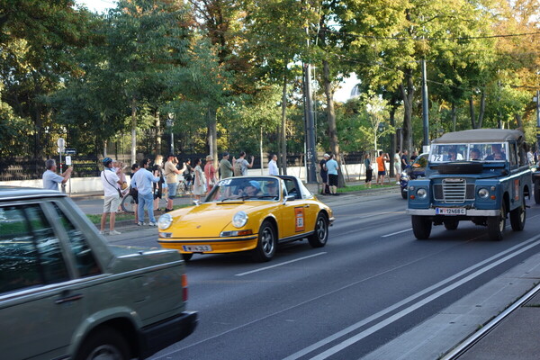 Gelb fällt als Farbe nicht nur bei einem Porsche auf - Vienna Classic Days 2024
