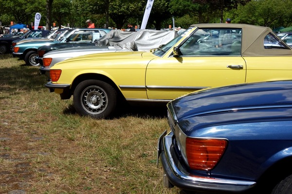 Gelb ist eine eher ungewöhnliche Farbe für den 107er – Classic Days Düsseldorf 2022