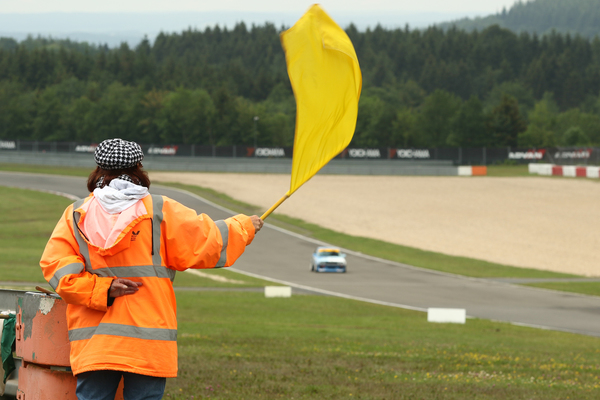 Gelbe Flagge beim Rennen der Cup- und Tourenwagen Trophy - Cup & Tourenwagen Trophy - Nürburgring Classics 2018