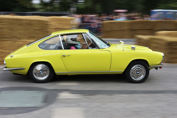 Gelber BMW 1600 GT auf dem Rundkurs beim Abgläsern - Hamburger Stadtpark-Revival 2016