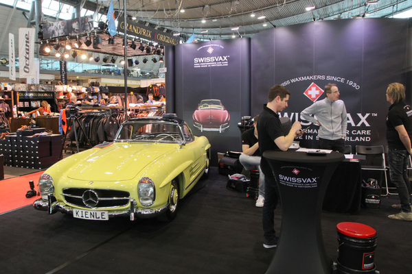 Gelber Mercedes-Benz 300 SL Roadster auf dem Stand von Swissvax - Retro Classics Stuttgart 2020