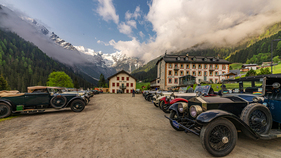 Gelebte Geschichte: 32 Silver Ghost am historischen Hotel Schöne Aussicht 2023 – als Hommage an den heldenhaften Sieg ihrer Marke bei der Alpenfahrt 110 Jahre zuvor.