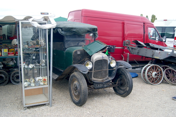 Gelegentlich finden sich zwischen den Teilen auch ganze Autos. Einen Ersatzkühler für den Citroën B10 gab's gleich nebenan – Veterama Mannheim 2022