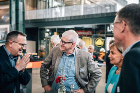Gelöste Stimmung vor der Verleihung – der Buchpreis versteht sich als Branchentreff von Verlagen und Autoren Gelöste Stimmung vor der Verleihung – der Buchpreis versteht sich als Branchentreff von Verlagen und Autoren