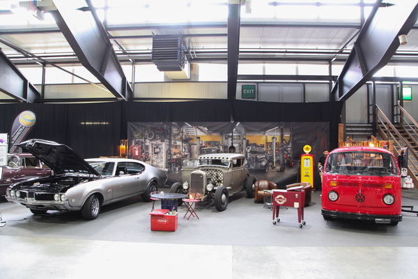 Gelungene optische Täuschung: der 1939er Dodge ist nur Tapete – Swiss Classic World Luzern 2022