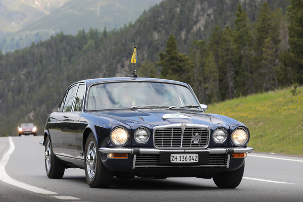 Gemeindepräsident Christian Jott Jenny im Jaguar XJ6 (1984) - 30. BCCM St. Moritz “Safari Edition” 2024