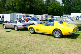 Gemeinsames Stilelement steile Heckscheibe: Später Jaguar XJ-S mit Vierliter-Reihensechszylinder trifft auf Corvette C3 Stingray mit V8-Motor. Die erste C3 mit Chromstoßstangen wurde von 1967 bis 1973 gebaut. – Bockhorner Oldtimermarkt 2025