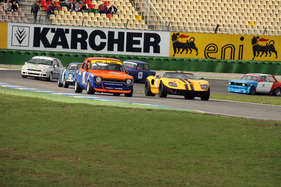 Gemischtes Fahrzeugfeld in der Sachskurve am Hockenheimring - GLPPro Rennserie