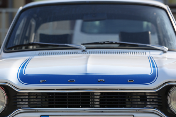 Genannt Hundeknochen - ein Ford Escort, angereist aus Deutschland - Oldtimermesse St. Gallen am 30. Oktober 2016