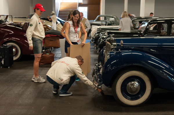 Genau so legt man Karton unter das Auto - RAID Suisse-Paris 2015