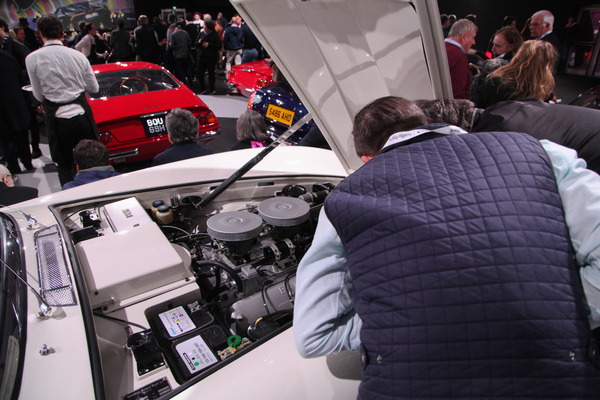 Bild Genaue Inspektion der Fahrzeuge - RM/Sotheby's Versteigerung in Paris am 5. Februar 2020
