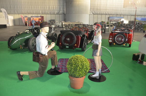 Image: Generation clash: fedora and corduroy trousers meet miniskirt and hula hoop - Swiss RetroMecanika 2024