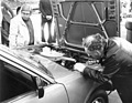 Genfer Autosalon 1982 - Impressionen - die Technik will auf das Genaueste inspiziert werden