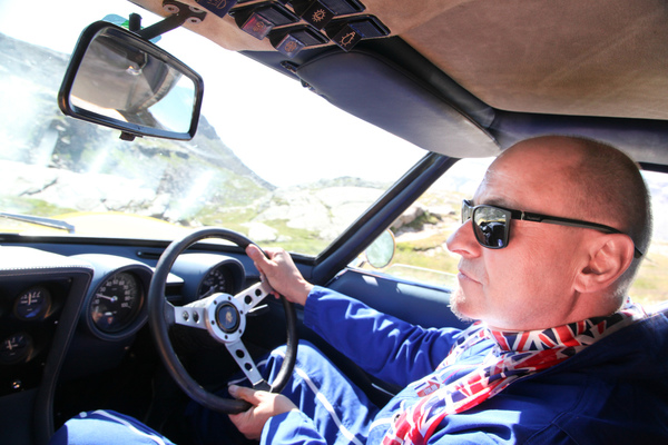 Bild Georg Dönni am Lenkrad des Lamborghini Miura, im Ohr der Film-Soundtrack "On Days like this ..." - Alpenbrevet 2019