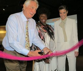 George Lazenby, Sylvana Henriques und Moderatorin Annina Fre bei der Eröffnung der "Bond World" im Jahr 2013