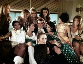 George Lazenby alias James Bond inmitten der "Engel" von Blofeld