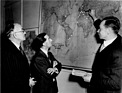 George White, Chef der Autosparte von Bristol (Mitte), diskutiert mit Major G.H. Abell (links) und A.F. Elliot (rechts) den Stand der Überseegeschäfte