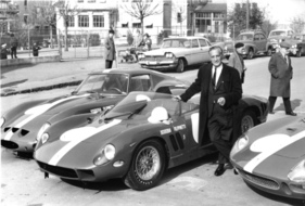 Bild Georges Filipinetti mit drei seiner Ferrari-Rennfahrzeuge für die Saison 1965: Ferrari 250 GTO (links), Ferrari 4400 P (Mitte), Ferrari 250 LM (rechts)