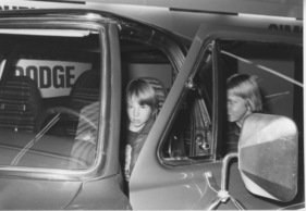 Gerade für junge Autobegeisterte ist die Zahl der Instrumente, Knöpfe und Hebeln wie bei diesem Dodge überwältigend - Genfer Automobilsalon 1979