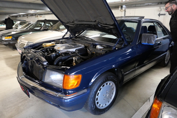 Geradezu belagert war dieser schöne Mercedes-Benz 500 SEC von 1990 in "904 Dunkelblau" mit blauem Velours aus 1. Hand; mit einer Laufleistung von 250'000 Kilometern angeboten für 25'900 Euro – Bremen Classic Motorshow 2025
