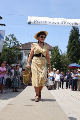 Geraldine Granget und ihr Team zeigten Mode von der Belle Epoque bis in die 1980er-Jahre - Wald Rollt 2025