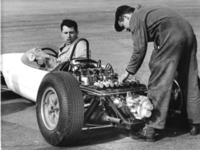 Gerhard Mitter scheint nach Testfahrten mit seinem Motor noch nicht ganz zufrieden zu sein