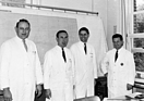 Gerhard Schröder im Gespräch mit Kollegen bei Porsche - von links nach rechts: Eugen Kolb, Günter Kübler, August Wilhelm Gösse, Gerhard Schröder