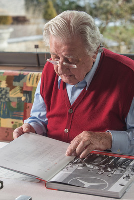 Gerne blättert Hans Herrmann in alten Büchern und erinnert sich ...