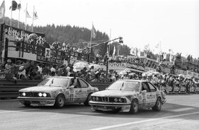 Gesamtsieger Dieter Quester im Schnitzer BMW 635 CSi (Nummer 11) neben drittplatziertem Schnitzer BMW Nummer 10 (Roberto Ravaglia, Gerhard Berger, Emanuele Pirro) am 24 Stunden Rennen von Spa 1986
