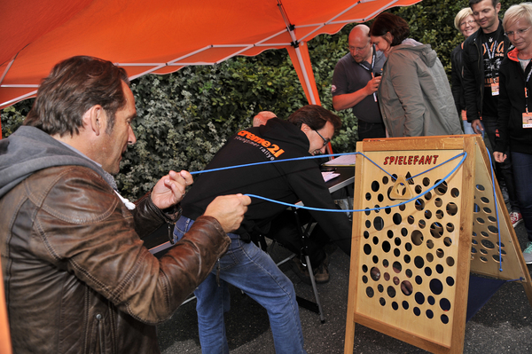 Geschicklichkeitsspiel - am vierten Tag der Creme21 2015 - Etappe Mannheim-Nürnberg