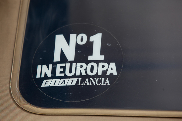 Gesehen auf dem Besucherparkplatz - Kleber auf einem Europaspider - Fiat/Lancia Nummer 1 in Europa - Swiss Classic World Luzern 2019
