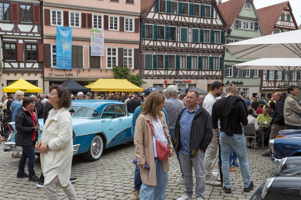 Geselliges Treiben auf dem Marktplatz – Tübingen Classic Oldtimerfestival 2025