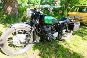 Gespanne sind eine Seltenheit, bei den Bockhorn-Besuchern aber recht häufig anzutreffen. Das hier ist eine Yamaha SR 500, die jedoch nicht so häufig als Gespann zu sehen ist. – Bockhorner Oldtimermarkt 2025