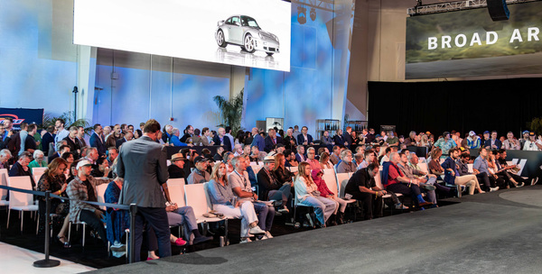 Gespannte Zuschauer - Broad Arrow Auctions Monterey Jet Center Auction 2024