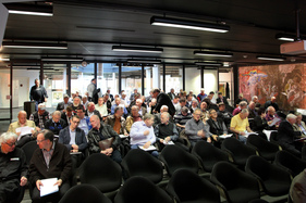 Gespanntes Publikum im Auditorium im Hans-Erni-Haus des Verkehrshauses - SHVF Delegiertenversammlung am 16. April 2016 Gespanntes Publikum im Auditorium im Hans-Erni-Haus des Verkehrshauses - SHVF Delegiertenversammlung am 16. April 2016