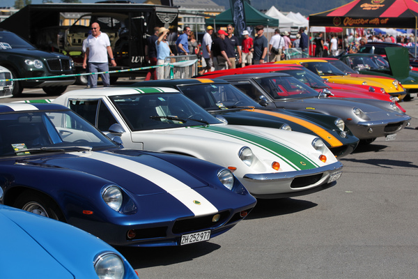 Gestreife Lotus Europa in Reih' und Glied - British Car Meeting BCM in Mollis 2019