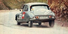 We looked for and found the ideal hill climb track on a lonely mountain flank, the DS 21 pushes the tires away in narrow hairpins and requires a lot of effort - NSU RO 80 versus Citroën DS 21 in the hobby super test in Africa