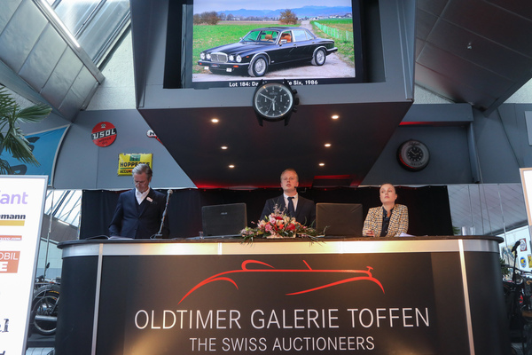 Gesucht wird das nächste Angebot für den 12-Zylinder-Daimler - Versteigerung Oldtimer Galerie Toffen am 23. März 2024