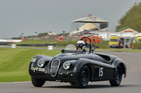 Bild Gewinner John Young der Fordwater Trophy im Jaguar XK120 (1950) - Fordwater Trophy - Goodwood Revival 2015