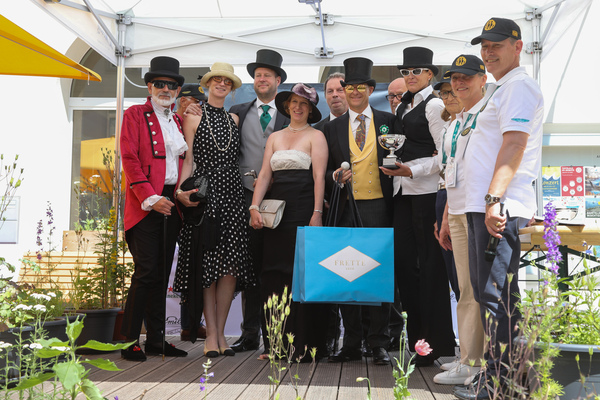 Gewinner der "Best dressed"-Trophäe, die Besatung des Rolls-Royce Phantom II Hotelbusses - 31. British Classic Car Meeting St. Moritz 2025