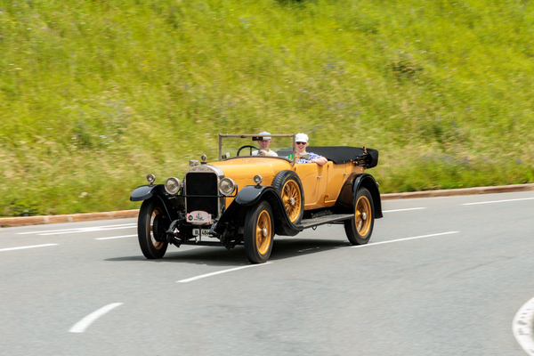 Bild: Gewinner des Publikumpreises Christian Thomi und Flavia Thomi im Sunbeam 20/60 (1925)